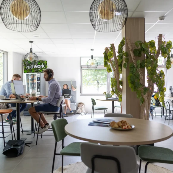 Bureau privé 135 m² 15 postes Coworking Rue Cassiopée Chavanod 74650 - photo 5