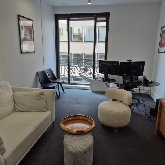 Bureau privé 20 m² 3 postes Location bureau Rue La Pérouse Paris 75016 - photo 1