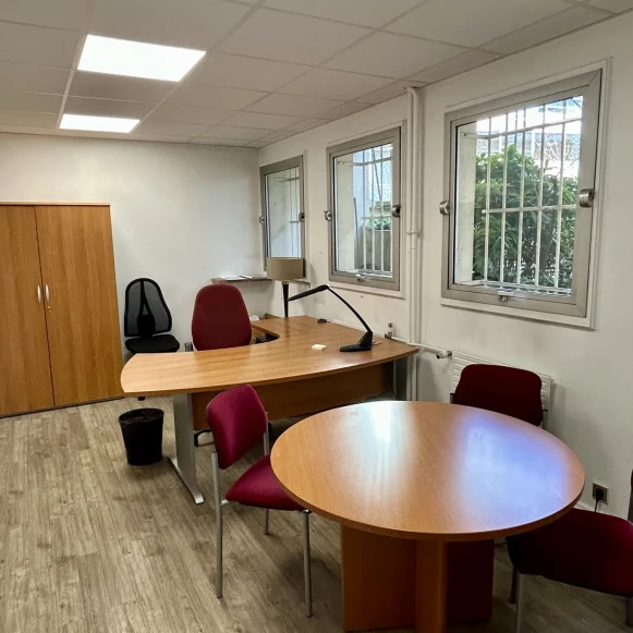 Espace indépendant 220 m² 30 postes Location bureau Rue Philippe de Girard Paris 75018 - photo 4