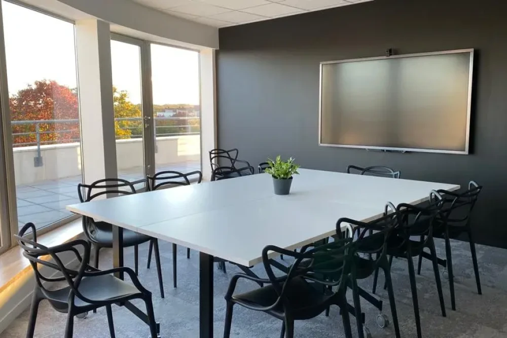 Open Space - 44470 - 12 postes - 220€
