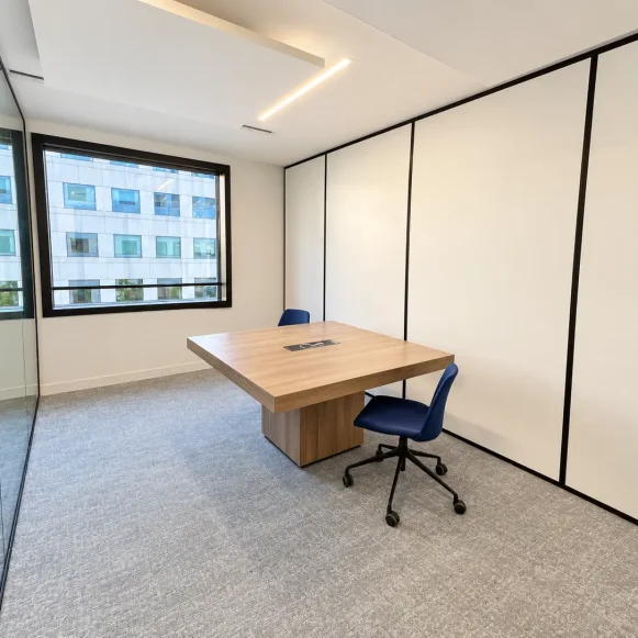 Bureau privé 13 m² 6 postes Location bureau Avenue de l'Arche Courbevoie 92400 - photo 1