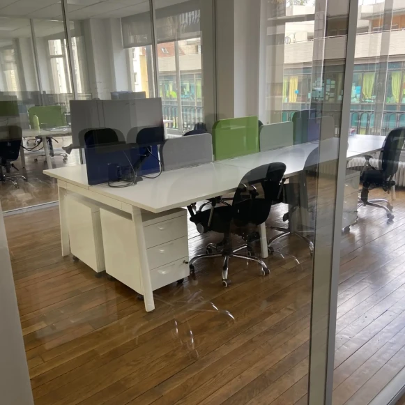 Bureau privé 25 m² 6 postes Coworking Rue du Renard Paris 75004 - photo 5