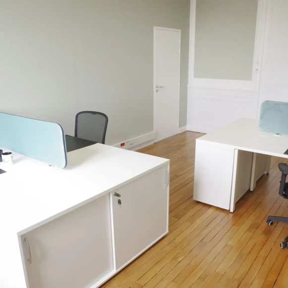 Bureau privé 22 m² 4 postes Coworking Cours du 30 Juillet Bordeaux 33000 - photo 1