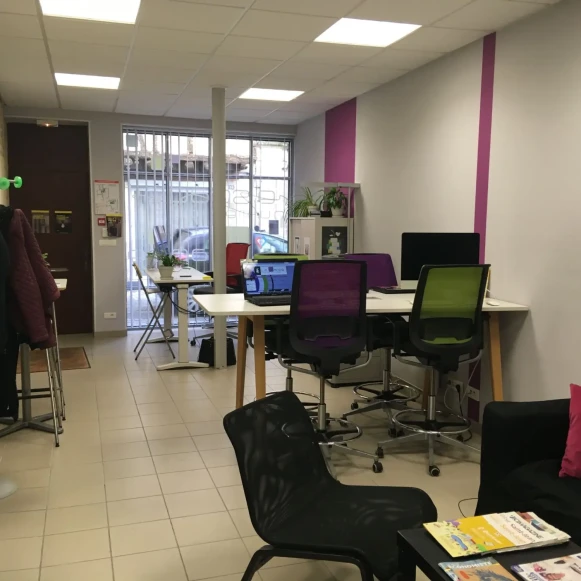 Bureau privé 6 m² 1 poste Coworking Rue Grosse Horloge Saint-Jean-d'Angély 17400 - photo 5