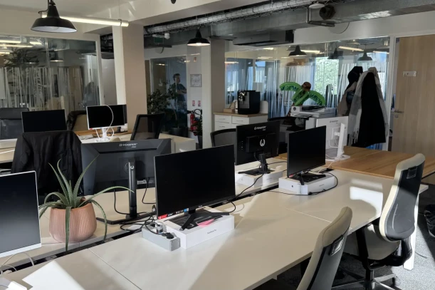 Open Space - 75010 - 28 postes - 350€