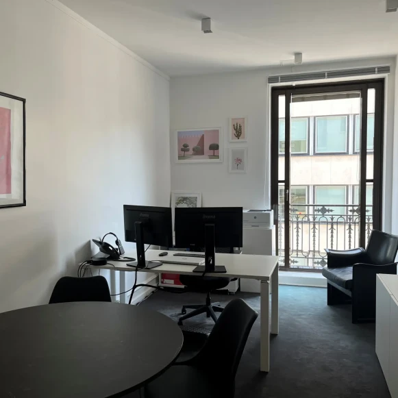 Bureau privé 17 m² 2 postes Location bureau Rue La Pérouse Paris 75016 - photo 1