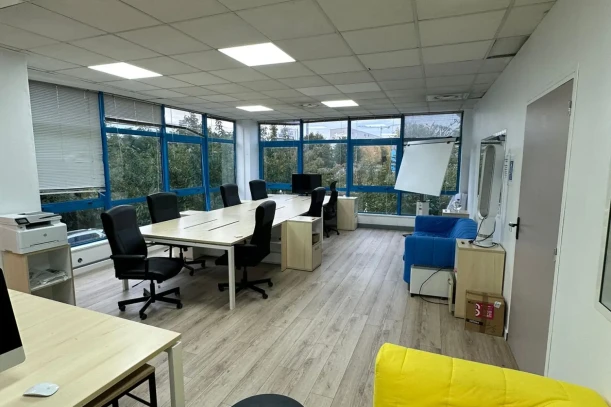 Open Space - 94800 - 8 postes - 200€