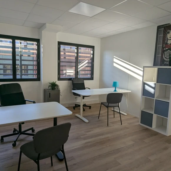 Bureau privé 24 m² 2 postes Location bureau Rue de la Gare Venelles 13770 - photo 1