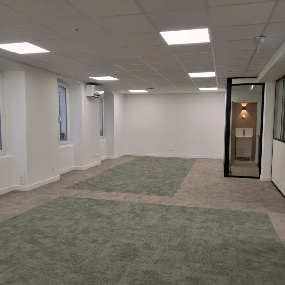 Espace indépendant 250 m² 56 postes Location bureau Rue des Petits Hôtels Paris 75010 - photo 5