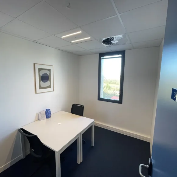 Bureau privé 7 m² 2 postes Coworking Rue James Joule Rezé 44400 - photo 1