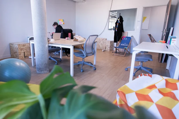 Bureau privé - 49100 - 6 postes - 1200€