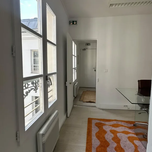 Bureau privé 9 m² 4 postes Location bureau Rue d'Aboukir Paris 75002 - photo 4