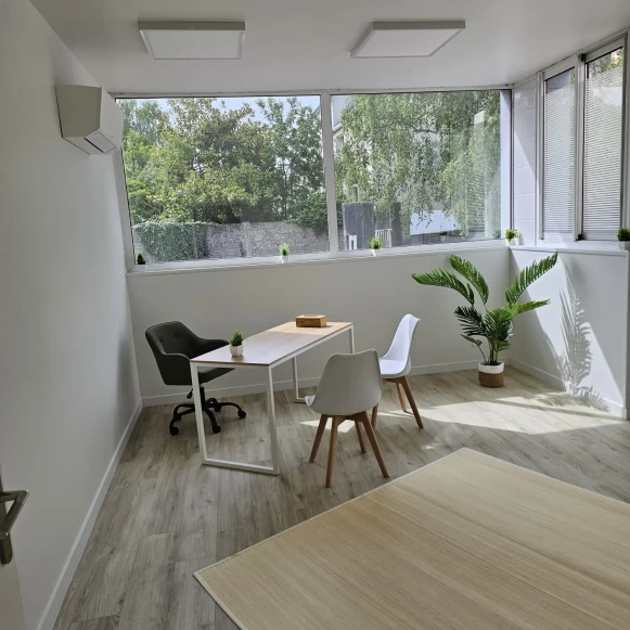 Bureau privé 20 m² 2 postes Coworking Rue Eric Tabarly Hennebont 56700 - photo 2