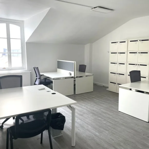 Bureau privé 35 m² 8 postes Coworking Rue des Chantiers Versailles 78000 - photo 1