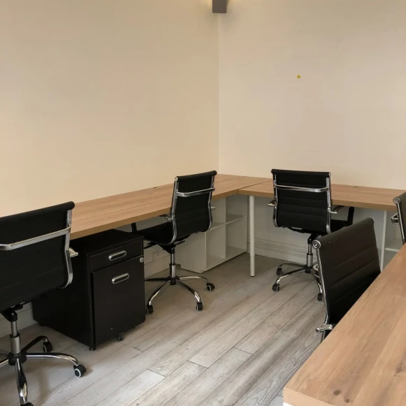 Bureau privé 20 m² 5 postes Coworking Rue de Sévigné Paris 75003 - photo 3