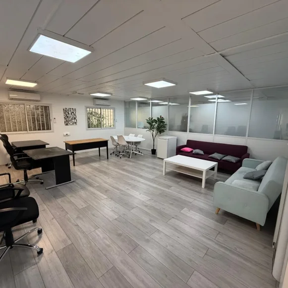 Bureau privé 120 m² 25 postes Coworking Rue Rabelais Montreuil 93100 - photo 1