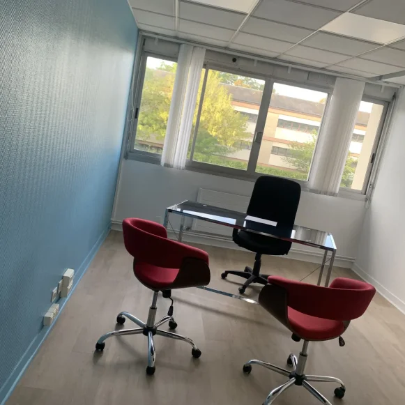 Bureau privé 15 m² 2 postes Location bureau Avenue de Creil Senlis 60300 - photo 1