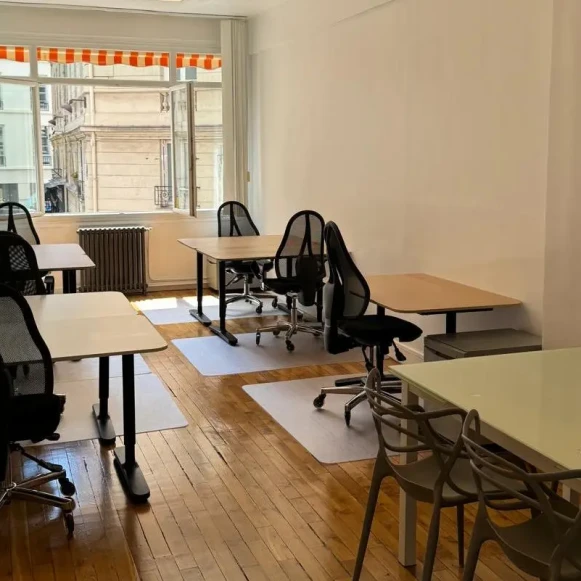 Bureau privé 35 m² 6 postes Location bureau Rue Saint-Marc Paris 75002 - photo 1