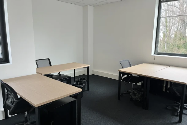 Bureau privé - 13290 - 4 postes - 1665€