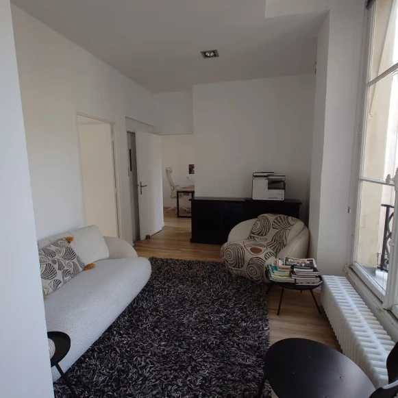 Espace indépendant 28 m² 3 postes Location bureau Rue de Birague Paris 75004 - photo 3