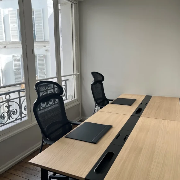 Bureau privé 11 m² 2 postes Location bureau Rue de Naples Paris 75008 - photo 1