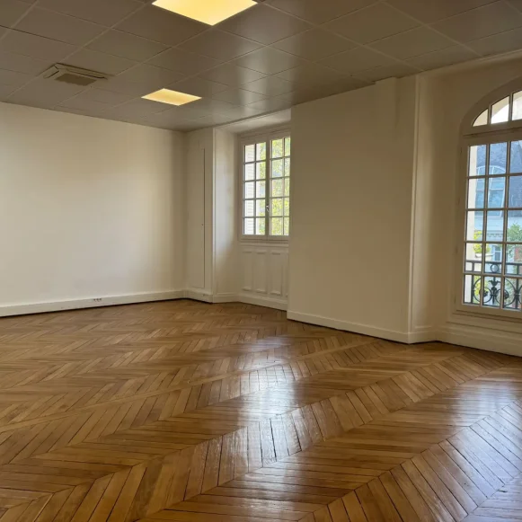 Bureau privé 28 m² 4 postes Location bureau Avenue de Villiers Paris 75017 - photo 2