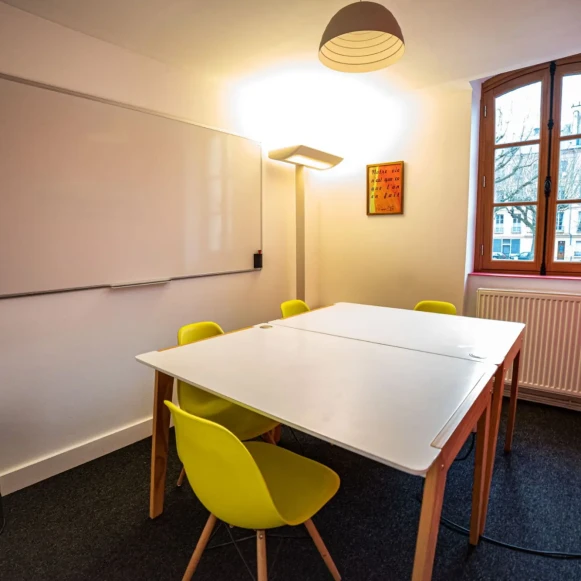 Bureau privé 10 m² 3 postes Coworking Rue d'Anjou Versailles 78000 - photo 1