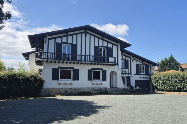 Open Space - 64600 - 44 postes - 300€