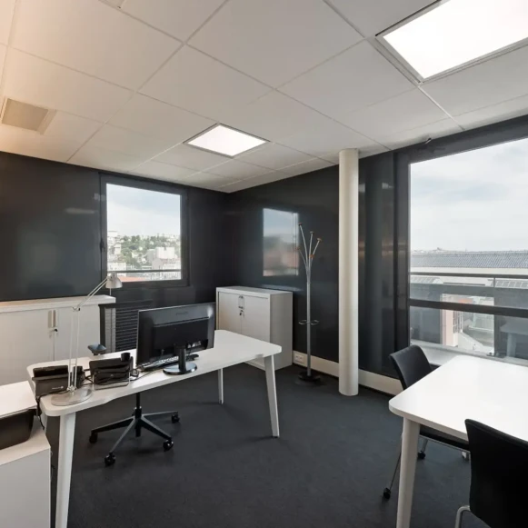 Bureau privé 16 m² 3 postes Coworking Cours Charlemagne Lyon 69002 - photo 1