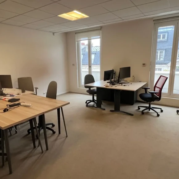 Bureau privé 50 m² 8 postes Location bureau Rue du Faubourg Saint-Honoré Paris 75008 - photo 2