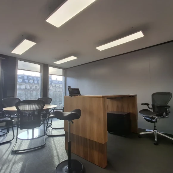 Bureau privé 22 m² 4 postes Coworking Avenue des Champs-Élysées Paris 75008 - photo 4