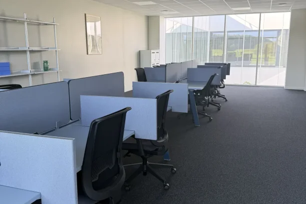 Open Space - 01000 - 12 postes - 205€