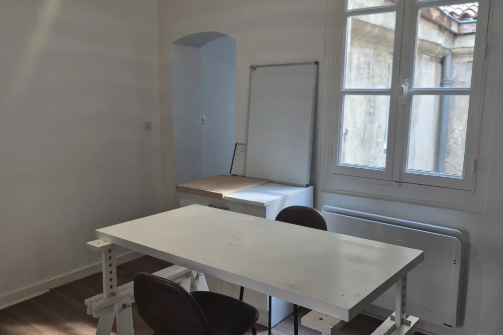 Open Space - 33000 - 3 postes - 250€