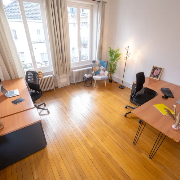 Bureau privé 28 m² 3 postes Coworking Rue des Jardiniers Vosges 88000 - photo 2