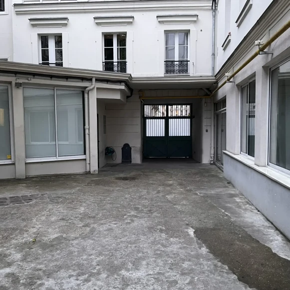 Open Space  10 postes Coworking Rue Auguste Barbier Paris 75011 - photo 3