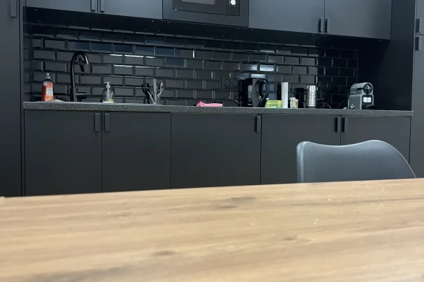 Bureau privé - 75008 - 2 postes - 1390€