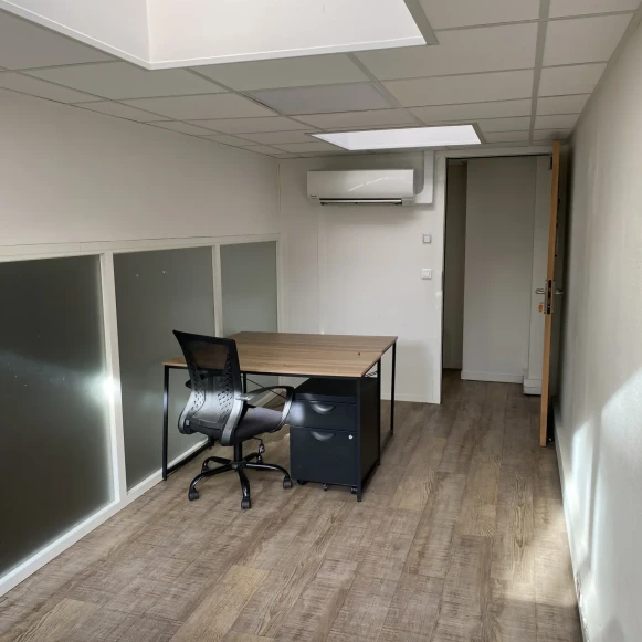 Bureau privé 14 m² 4 postes Location bureau Rue Guy Môquet Malakoff 92240 - photo 2