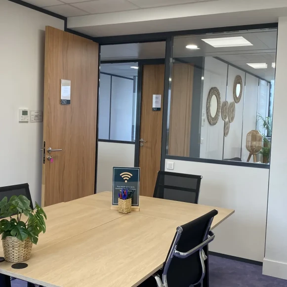 Bureau privé 18 m² 6 postes Coworking Avenue de Colmar Rueil-Malmaison 92500 - photo 5