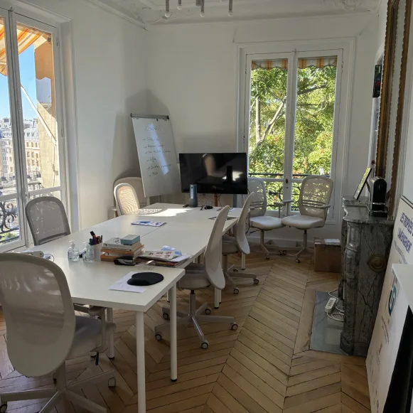 Bureau privé 18 m² 6 postes Location bureau Rue de Liège Paris 75008 - photo 1