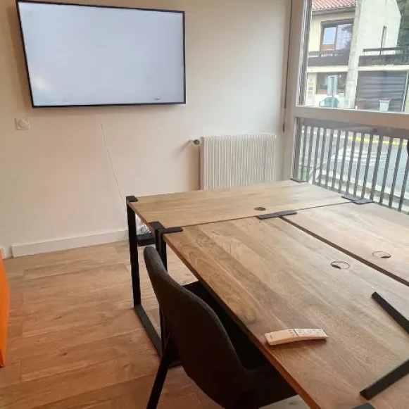 Bureau privé 11 m² 3 postes Location bureau Place des Hameaux Ris-Orangis 91130 - photo 2