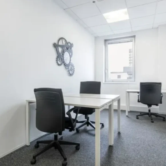 Bureau privé 12 m² 3 postes Coworking Rue des Chauffours Cergy 95000 - photo 4