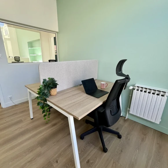 Bureau privé 12 m² 2 postes Location bureau Cours Saint-Louis Bordeaux 33300 - photo 2