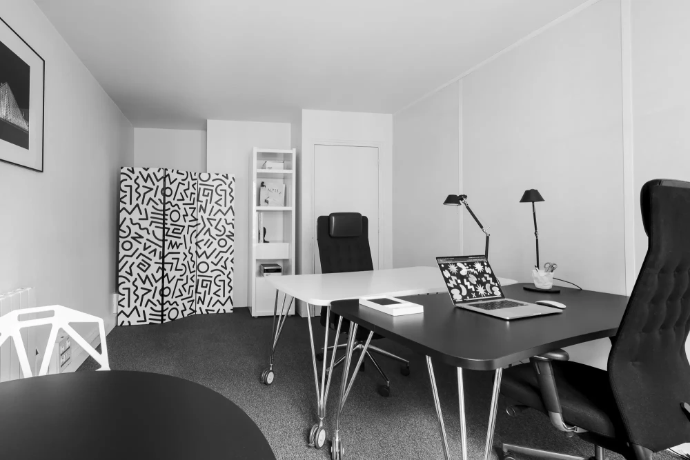 Bureau privé - 75004 - 2 postes - 990€