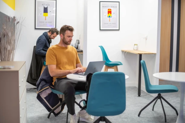 Bureau privé - 06410 - 3 postes - 1149€