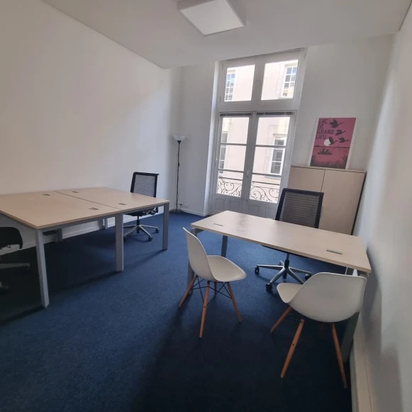 Bureau privé 17 m² 3 postes Coworking Rue du Guesclin Nantes 44000 - photo 1