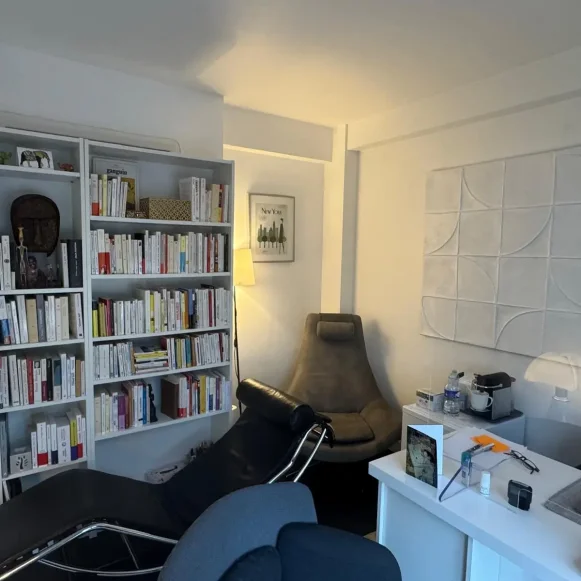Bureau privé 10 m² 1 poste Location bureau Rue de la Paroisse Versailles 78000 - photo 3