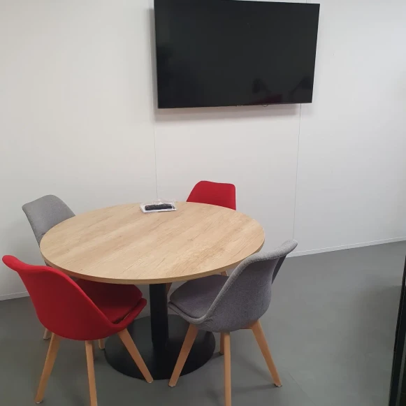 Bureau privé 18 m² 2 postes Coworking Avenue de Canteranne Pessac 33600 - photo 2