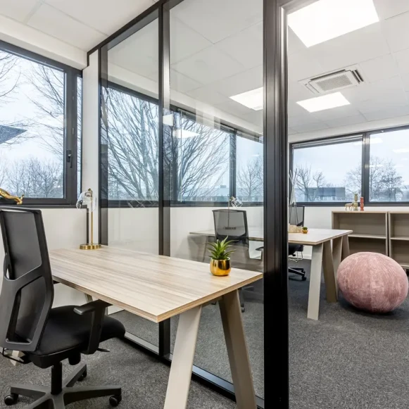 Bureau privé 20 m² 3 postes Coworking Rue Blaise Pascal Élancourt 78990 - photo 1