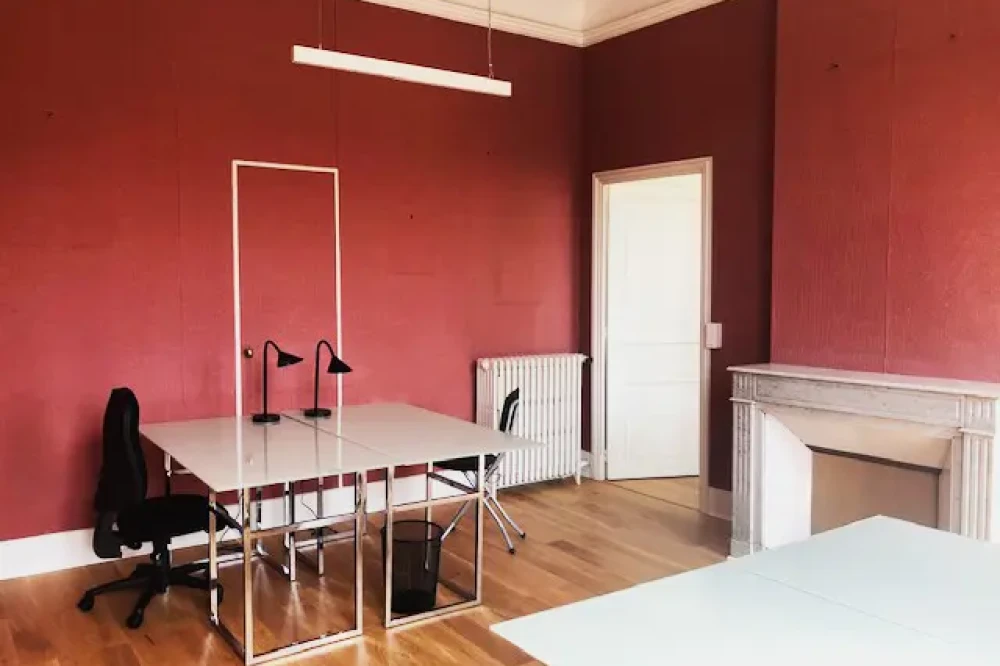 Open Space - 84000 - 18 postes - 200€