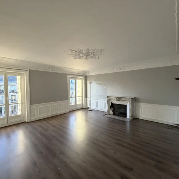 Bureau privé 26 m² 7 postes Location bureau Boulevard de Sébastopol Paris 75003 - photo 1